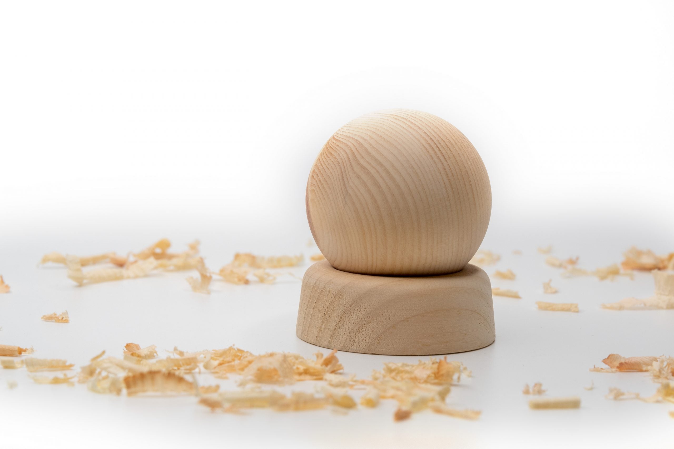 Zirbenkugel mit Untersetzer
